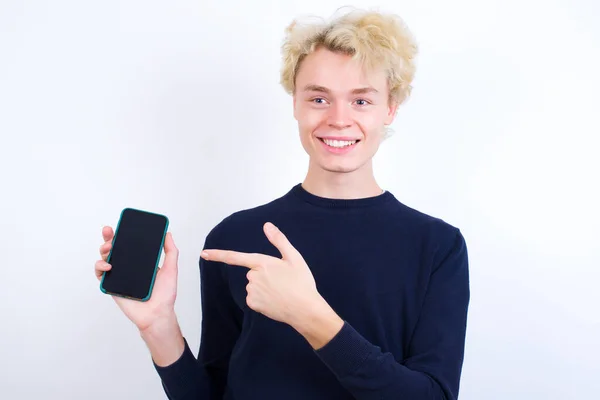 Glimlachende Jonge Blanke Man Met Wijsvinger Mobiele Telefoon Met Leeg — Stockfoto