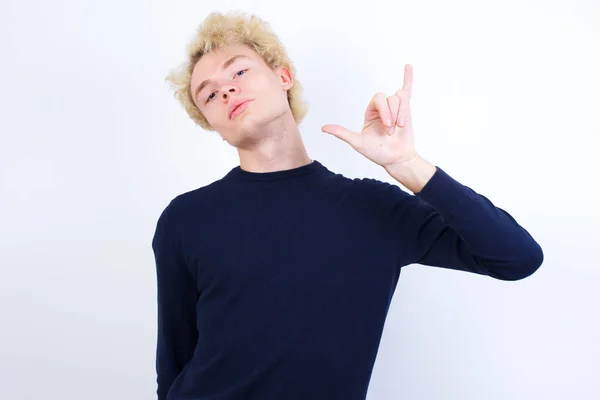 Genç Beyaz Bir Adam Parmaklarıyla Işaret Çince Işaret Diliyle Numara — Stok fotoğraf