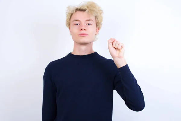 Νεαρός Καυκάσιος Άνδρας Δείχνει Δάχτυλα Νούμερο Δέκα Στην Κινεζική Νοηματική — Φωτογραφία Αρχείου