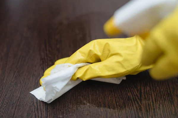 用橡胶防护黄色手套把双手合拢 用抹布擦拭白色表面 家政概念 — 图库照片