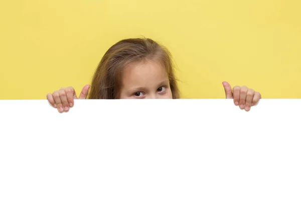 Lugar Para Anuncio Niña Apuntando Cartelera Blanca Blanco Sobre Fondo — Foto de Stock