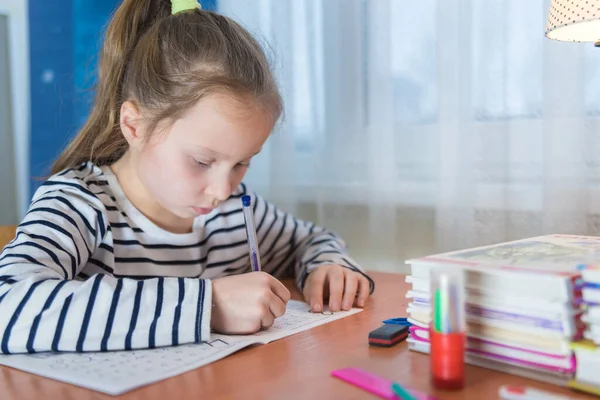 Una Niña Divertida Haciendo Tareas Escritura Lectura Casa — Foto de Stock