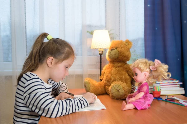 Schattig Klein Meisje Leest Thuis Een Boek Grappig Mooi Kind — Stockfoto