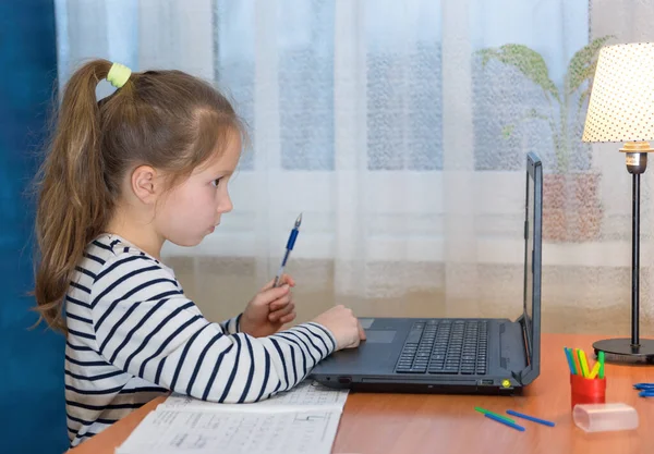 Pequeña Niña Preescolar Auriculares Sentarse Estudio Escritorio Línea Ordenador Portátil — Foto de Stock