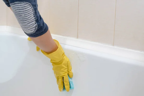 Fechar Mãos Borracha Luvas Amarelas Protetoras Limpando Superfície Branca Com — Fotografia de Stock