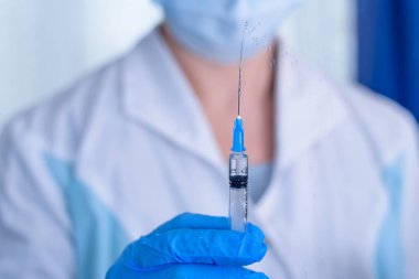 Doktor, hemşire, bilim adamı ellerinde grip, kızamık, koronavirüs, covid-19 aşı hastalığı çocuk, bebek, yetişkin, erkek ve kadın aşı aşısı aşısı, ilaç ve uyuşturucu konsepti bulunan mavi eldivenler tutuyorlar..