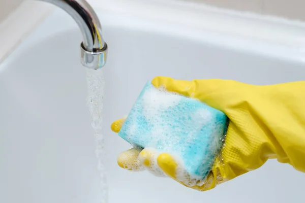 Fechar Mãos Borracha Luvas Amarelas Protetoras Limpando Superfície Branca Com — Fotografia de Stock