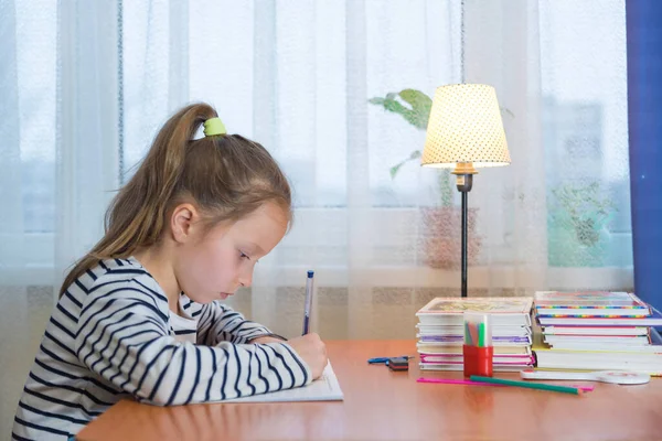 Una Niña Divertida Haciendo Tareas Escritura Lectura Casa — Foto de Stock