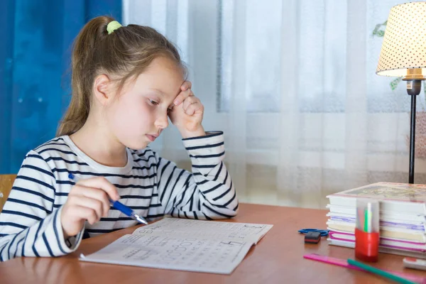 Niña Soñadora Sentada Escritorio Estudiando Mirar Distancia Visualizando Pensando Niño — Foto de Stock