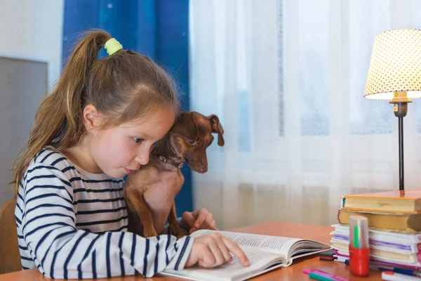 Kind Met Hond Leesboek Thuis Meisje Met Huisdier Zittend Aan — Stockfoto