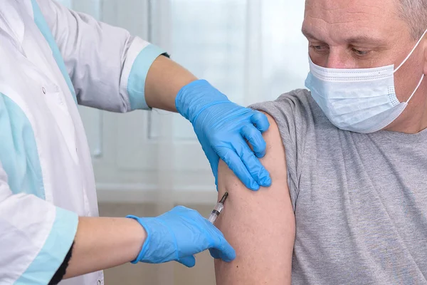 Närbild Oigenkännlig Doktor Göra Vaccinering Till Äldre Man Kopiera Utrymme — Stockfoto