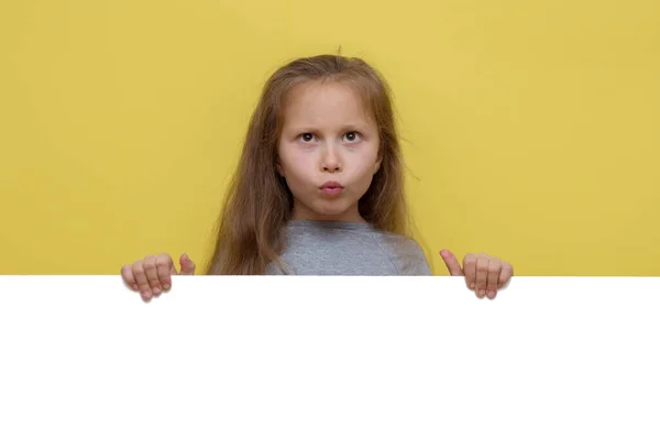 Plaats Voor Advertentie Meisje Wijst Naar Blanco Wit Billboard Gele — Stockfoto