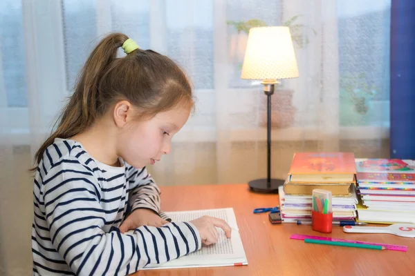 Een Grappig Kind Meisje Doet Huiswerk Schrijven Lezen Thuis — Stockfoto