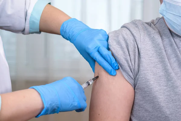 Närbild Oigenkännlig Doktor Göra Vaccinering Till Äldre Man Kopiera Utrymme — Stockfoto