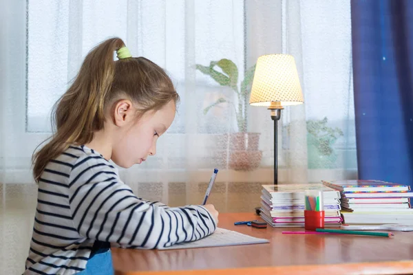 Una Niña Divertida Haciendo Tareas Escritura Lectura Casa — Foto de Stock