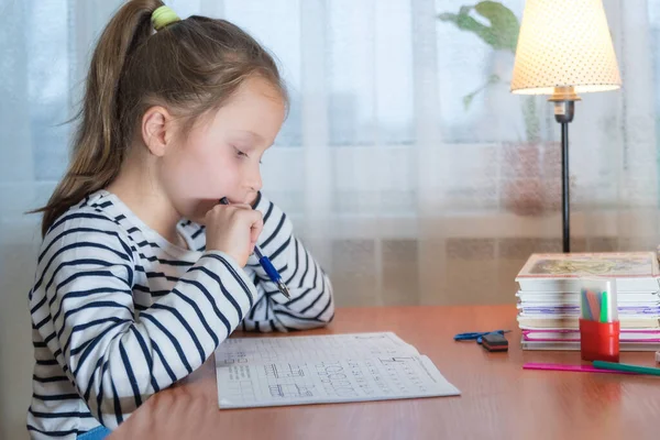 Een Grappig Kind Meisje Doet Huiswerk Schrijven Lezen Thuis — Stockfoto