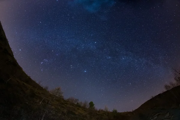 El cielo estrellado sobre los Alpes, 180 grados de vista de ojo de pez — Foto de Stock