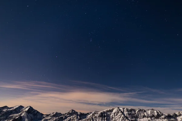 Der Sternenhimmel über den Alpen im Winter, Sternbild Orion — Stockfoto