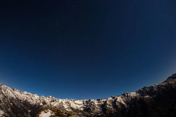 O céu estrelado acima dos Alpes, 180 graus de vista fisheye — Fotografia de Stock