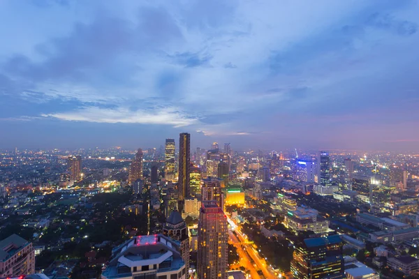 Bangkok glowing cityscape at dusk with scenic sky — 图库照片
