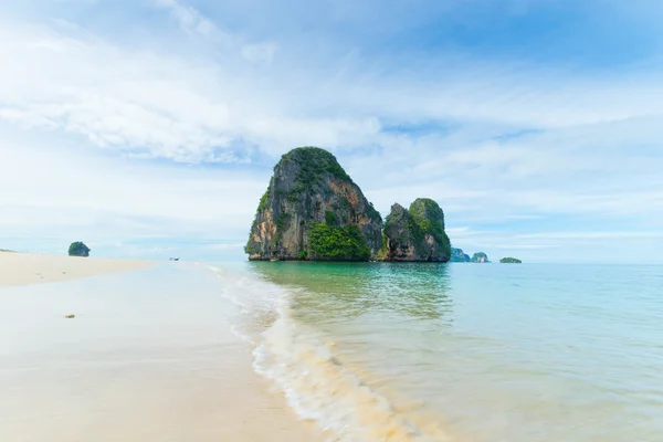 Praia panorâmica e mar de Andamão em Railey Bay, Tailândia — Fotografia de Stock