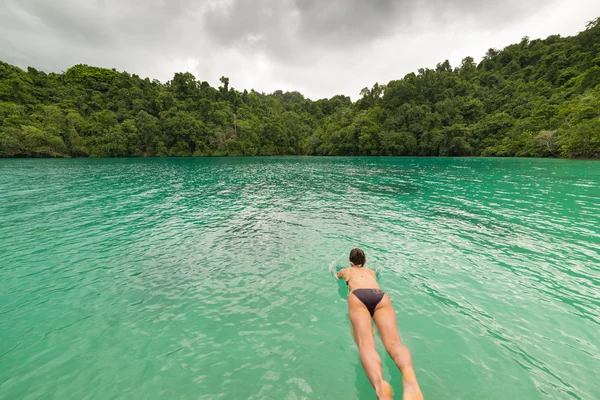 Diving into wonderful blue green tropical lagoon — Stock fotografie