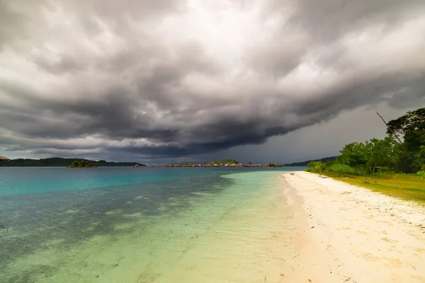 Tempête tropicale au large des côtes indonésiennes et plage pittoresque — Photo