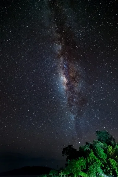 Великолепный Млечный Путь с отдаленных островов Токто, Индонезия — стоковое фото