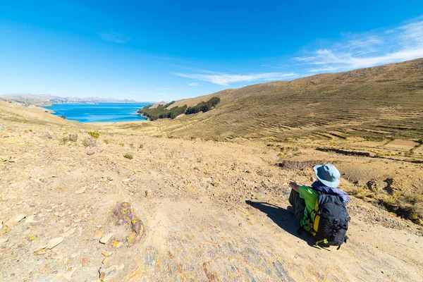 Turista olhando para a vista de cima, Lago Titicaca, Bolívia — Fotografia de Stock