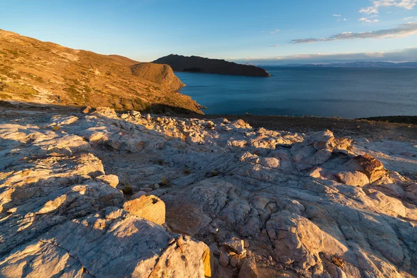 Titicaca Gölü'nde gün batımında geniş manzara, Bolivya — Stok fotoğraf