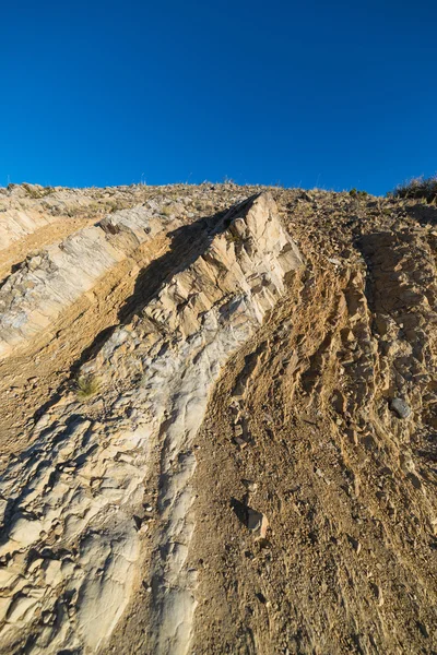 Afloramiento de roca en capas plegadas, movimiento geológico de la corteza — Foto de Stock