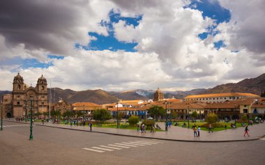 İnsanlar Cusco, Peru için alacakaranlıkta ana meydanında