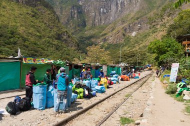 İnsanlar ve demiryolu bastırdıkları Machu Picchu, Peru için izlemek