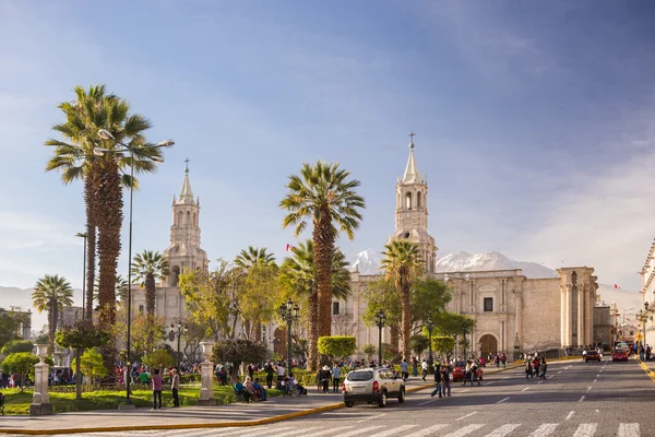 Persone sulla piazza principale e la cattedrale al tramonto, Arequipa, Perù — Foto Stock