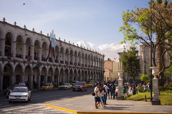 Persone sulla piazza principale e la cattedrale al tramonto, Arequipa, Perù — Foto Stock