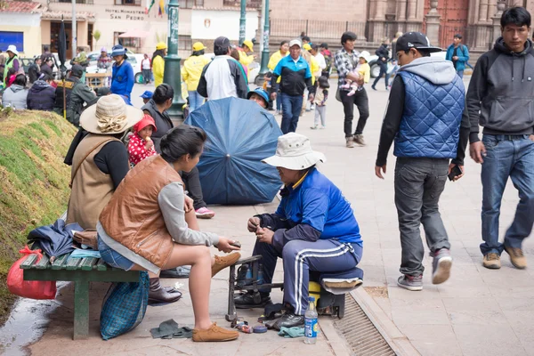 Cusco Caddesi'nde, Peru çalışma shoeshiner