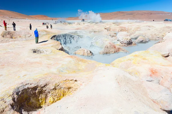 Turismo em lagoas de água quente em vapor na Cordilheira dos Andes, Bolívia — Fotografia de Stock