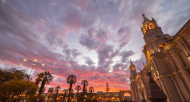 Alacakaranlıkta gökyüzü çarpıcı: Arequipa, Peru, katedral
