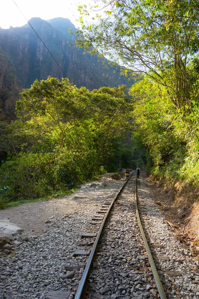 鉄道線路と、ペルーのマチュピチュ山 — ストック写真