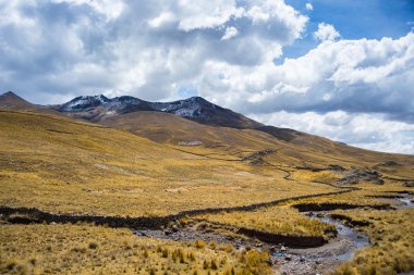 Yüksek irtifa Andean peyzaj dramatik gökyüzü ile