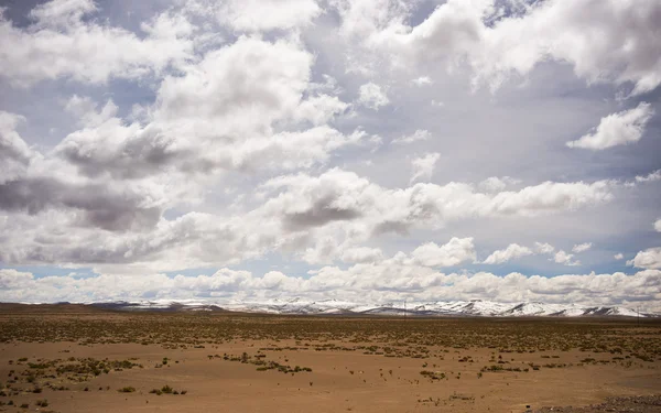 高海拔安第斯景观与戏剧性的天空 — 图库照片