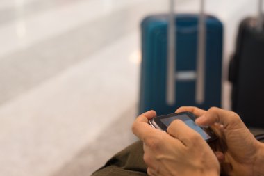 Havaalanı terminalinde internet kablosuz bağlantısı olan akıllı telefon