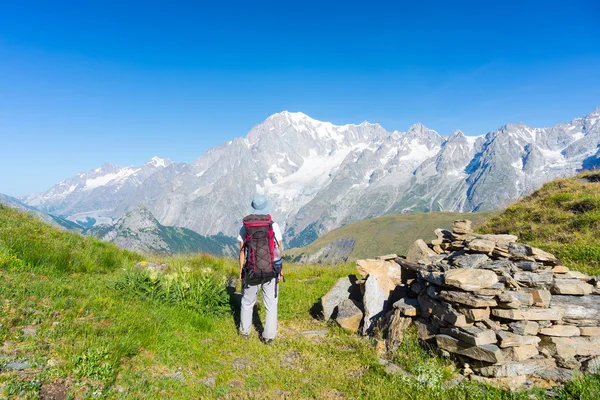 Mochilero senderismo en los Alpes, majestuoso Mont Blanc en el fondo —  Fotos de Stock