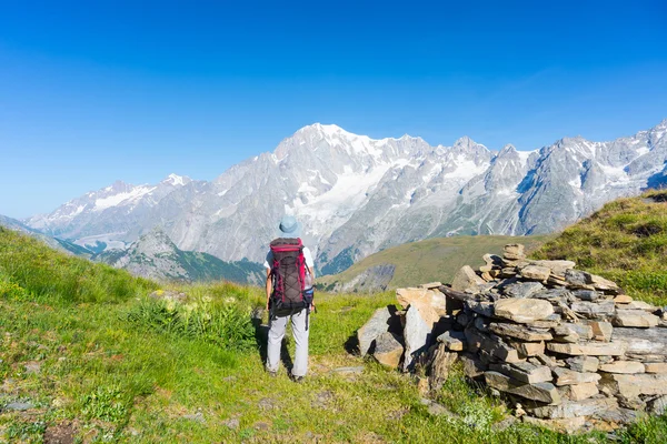 Backpacker походів в Альпах, Величні гори Монблан у фоновому режимі — стокове фото