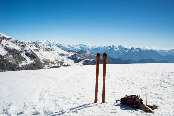 Ski tour equipment on the summit, majestic mountain range — Stock Photo, Image