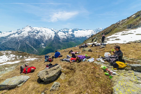 Grupo de caminhantes explorando os Alpes, atividades ao ar livre no verão — Fotografia de Stock