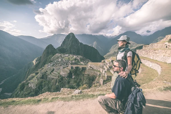 Casal abraçando olhando para Machu Picchu, Peru, imagem tonificada — Fotografia de Stock