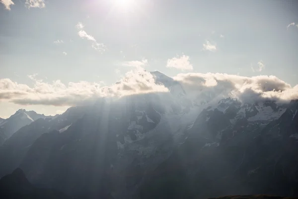 Monte Bianco ή Mont Blanc στην οπίσθιου φωτισμού, ιταλική πλευρά — Φωτογραφία Αρχείου