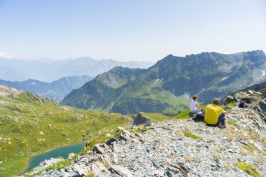 Dağın zirvesinde, geniş panorama dinlenme yürüyüşçü