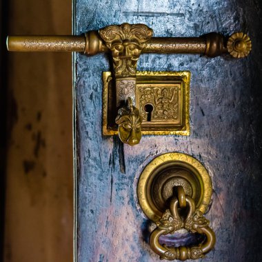 Metal oyma cıvata ve kilit ile eski ahşap kapı